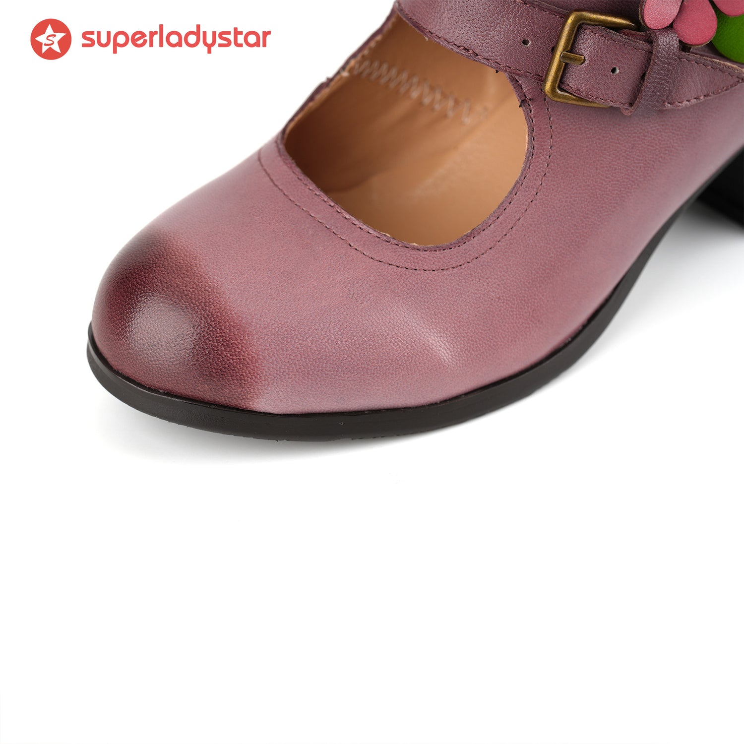 La elegancia de la hebilla floral se encuentra con las botas de tobillo
