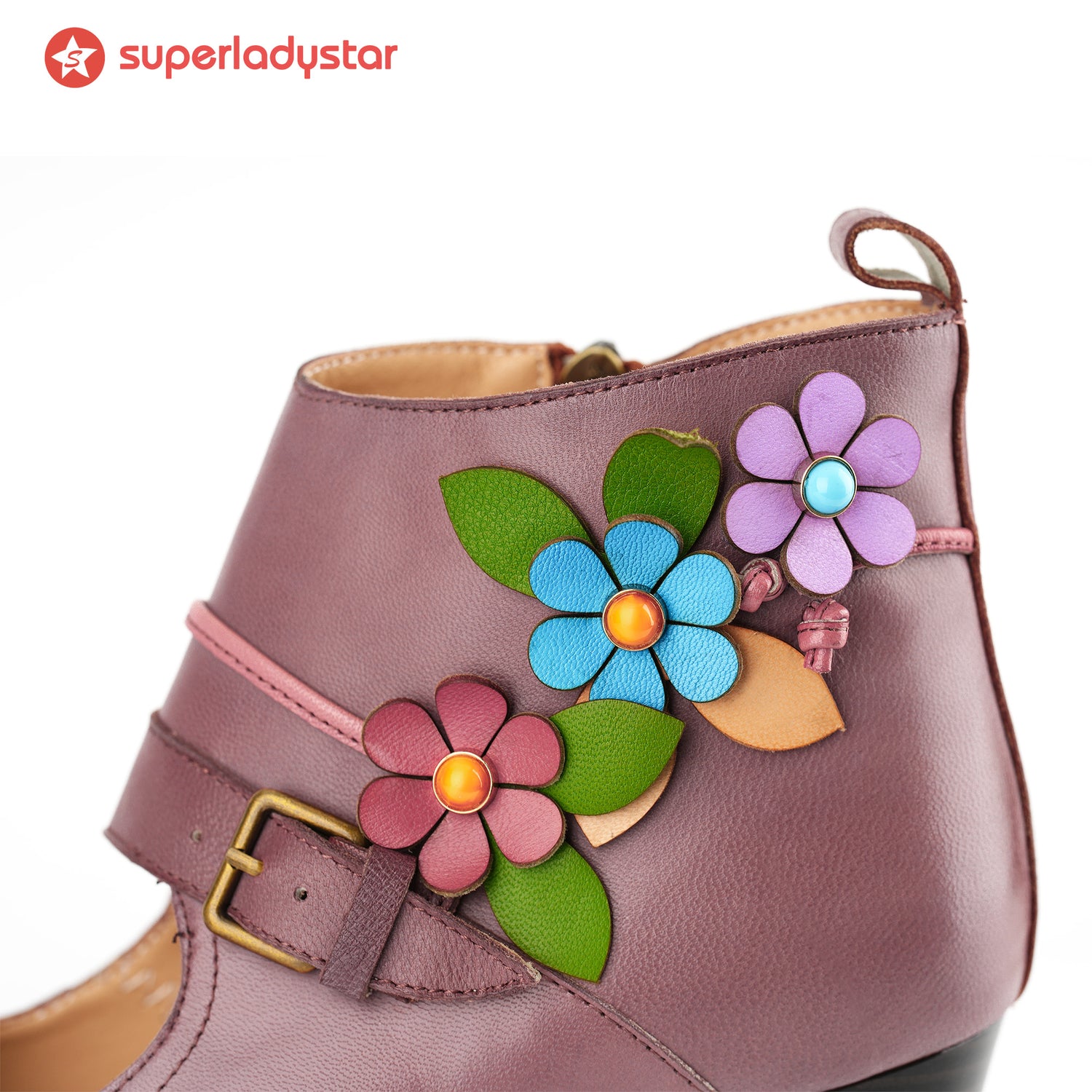 La elegancia de la hebilla floral se encuentra con las botas de tobillo