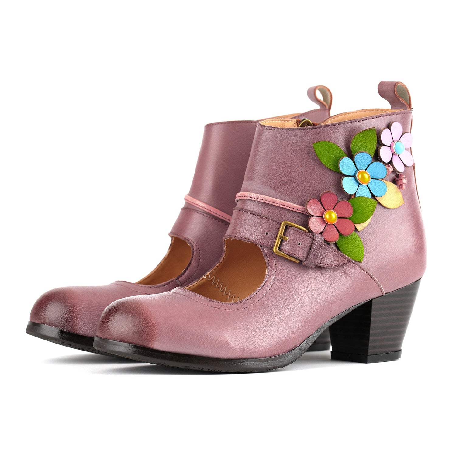 La elegancia de la hebilla floral se encuentra con las botas de tobillo