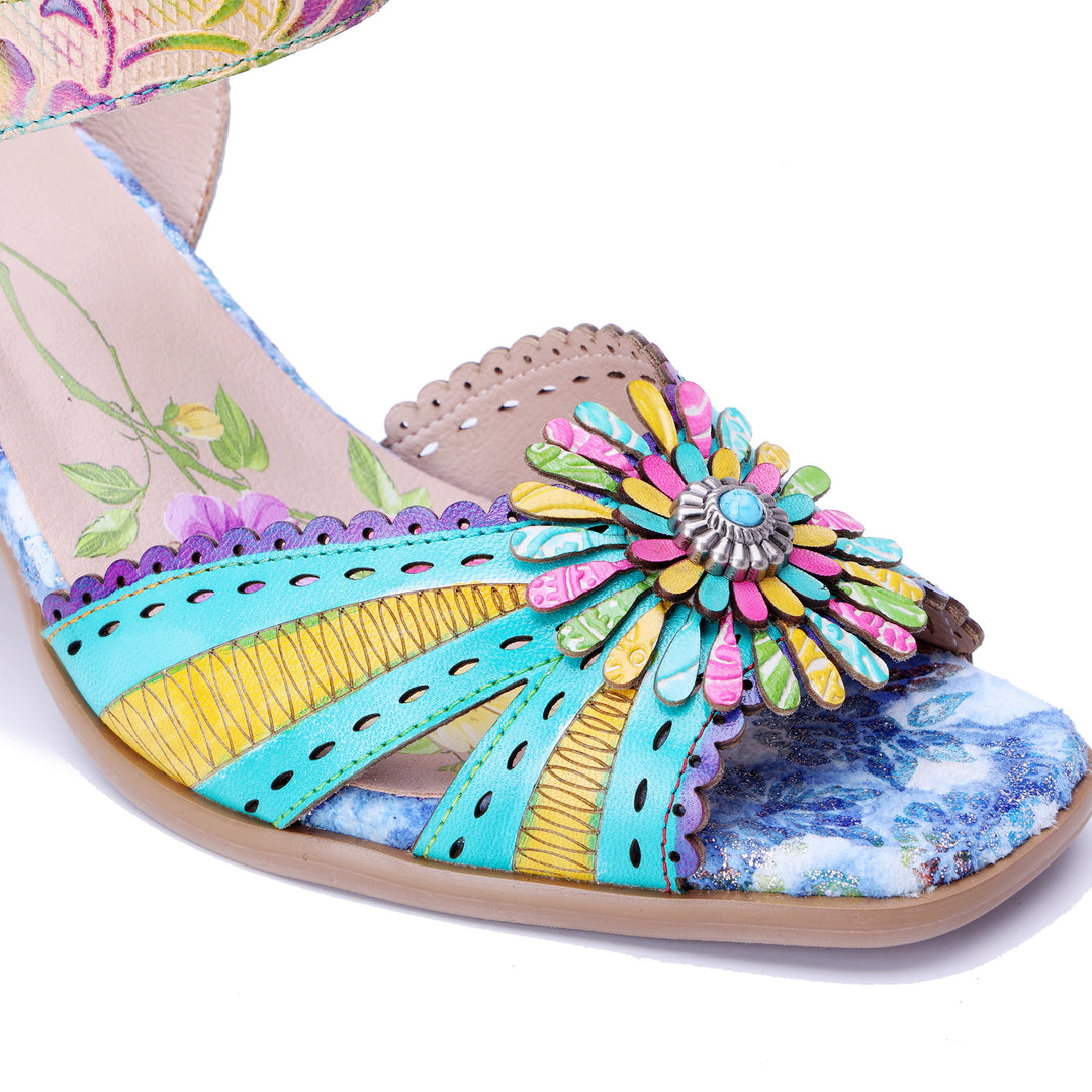 Lebhafte florale Sandalen mit transparentem Absatz