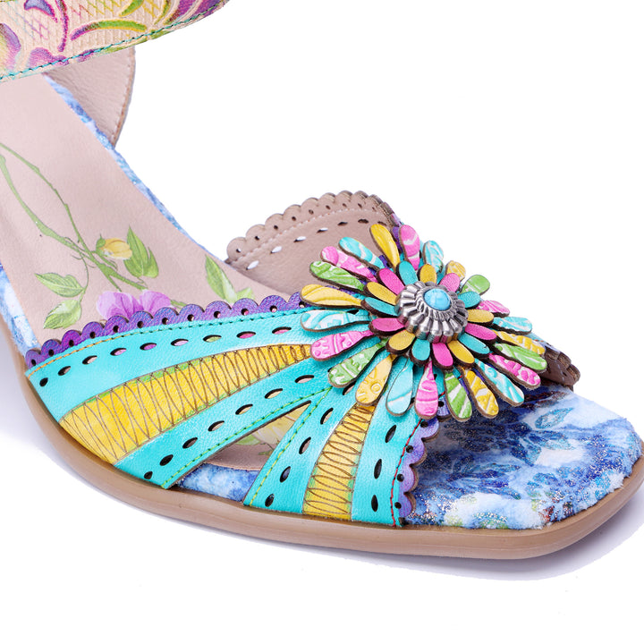 Lebhafte florale Sandalen mit transparentem Absatz