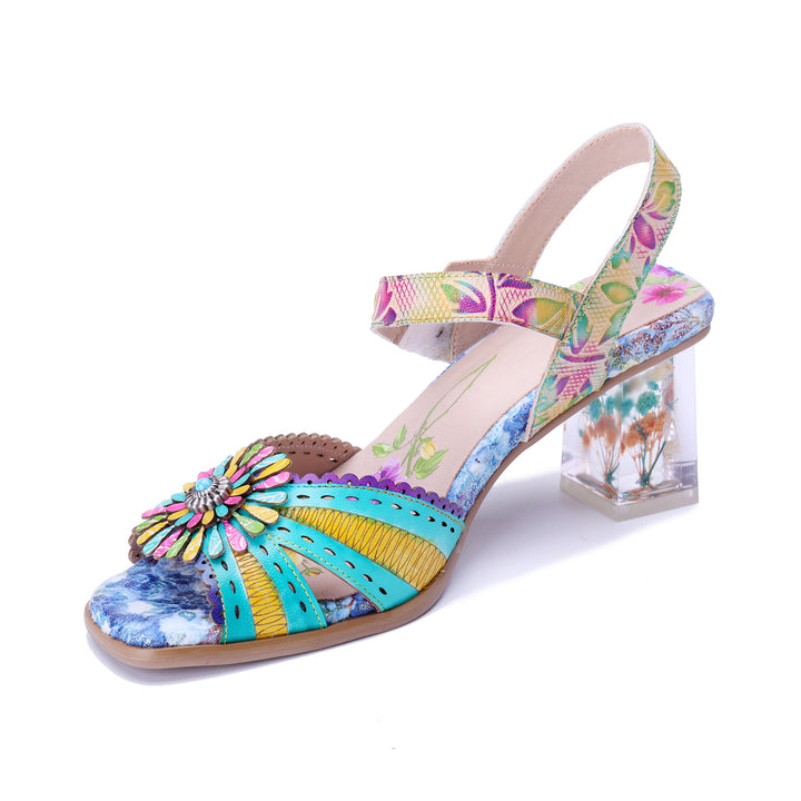 Lebhafte florale Sandalen mit transparentem Absatz