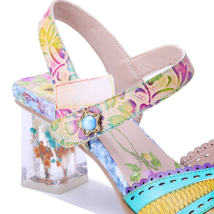 Lebhafte florale Sandalen mit transparentem Absatz