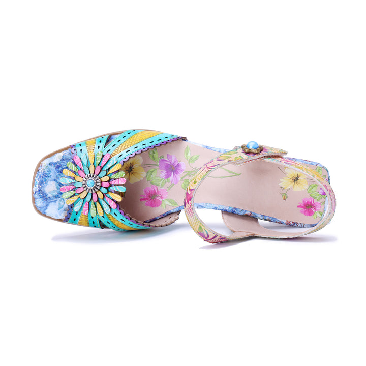 Lebhafte florale Sandalen mit transparentem Absatz