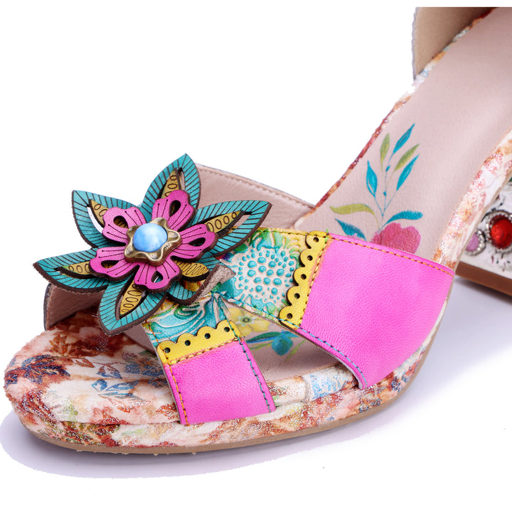 Sandales à talons ornées de bijoux colorés et floraux