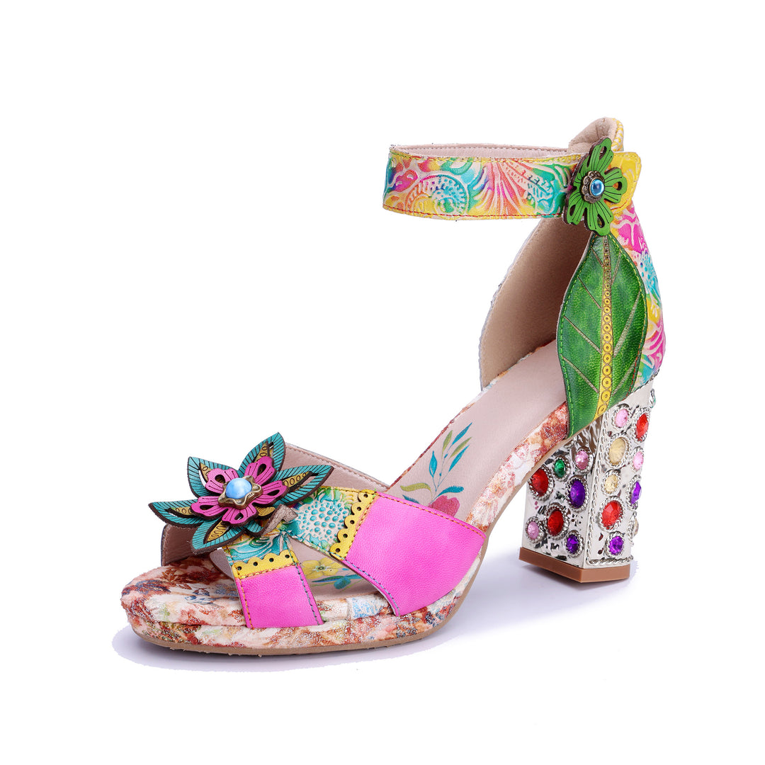 Sandales à talons ornées de bijoux colorés et floraux
