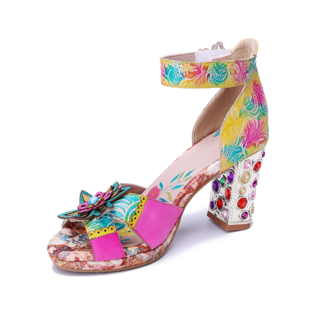 Sandales à talons ornées de bijoux colorés et floraux