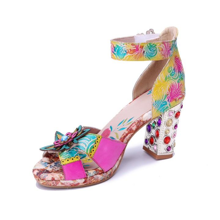 Sandales à talons ornées de bijoux colorés et floraux
