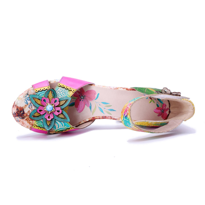 Sandales à talons ornées de bijoux colorés et floraux