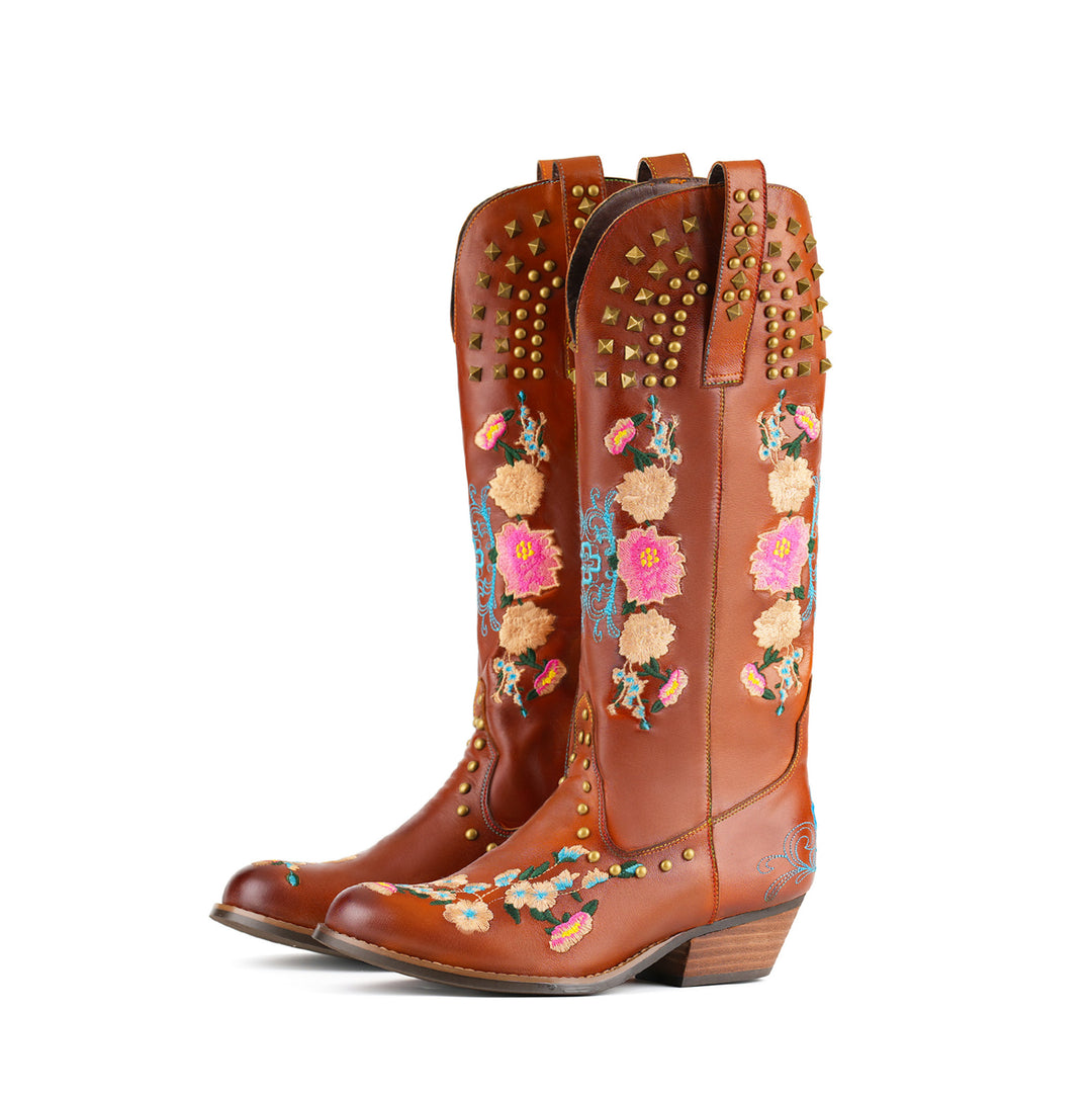 Botas de couro com tachas de flores silvestres