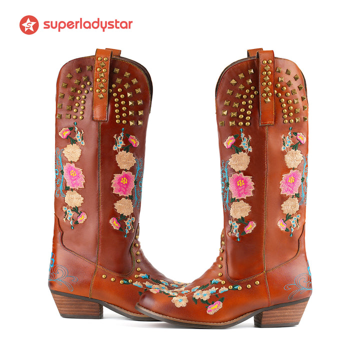 Botas de couro com tachas de flores silvestres