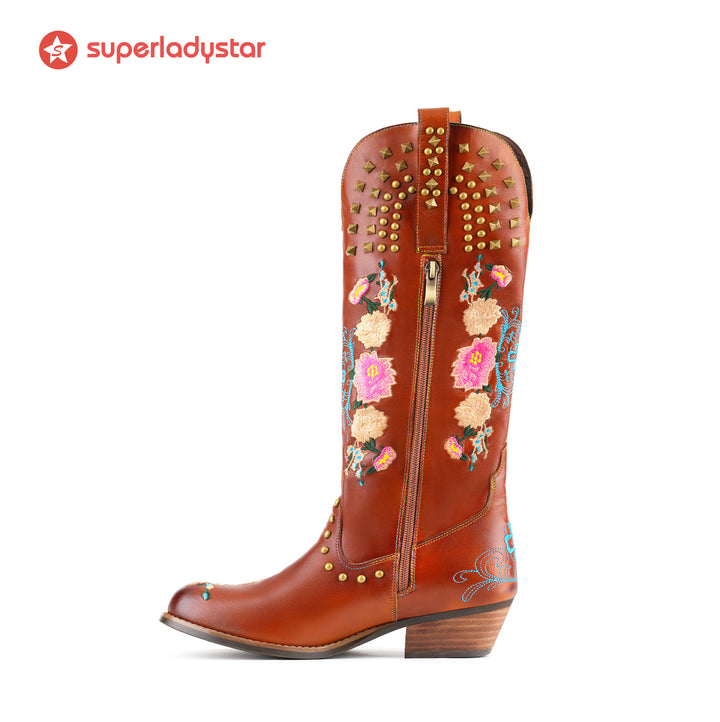 Botas de couro com tachas de flores silvestres
