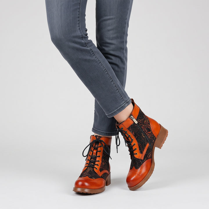 Botins florais com cadarço laranja queimado