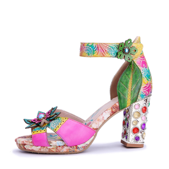 Sandales à talons ornées de bijoux colorés et floraux