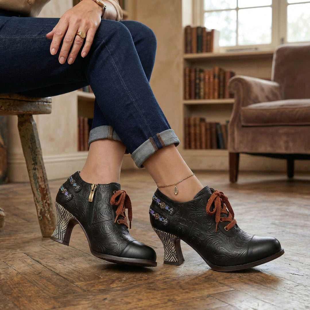 Schnürschuhe mit Blumenprägung