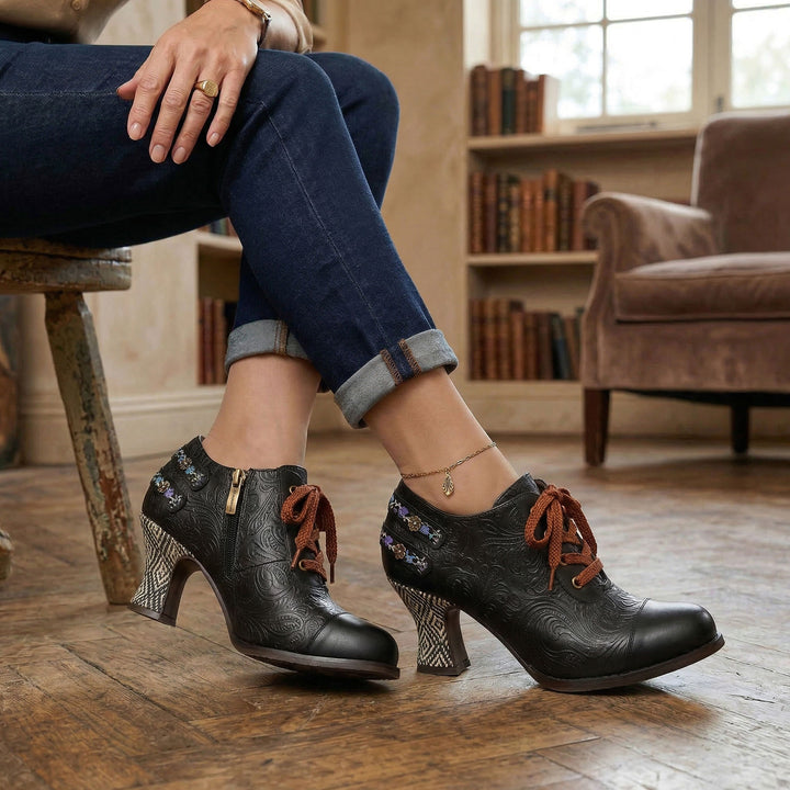 Schnürschuhe mit Blumenprägung