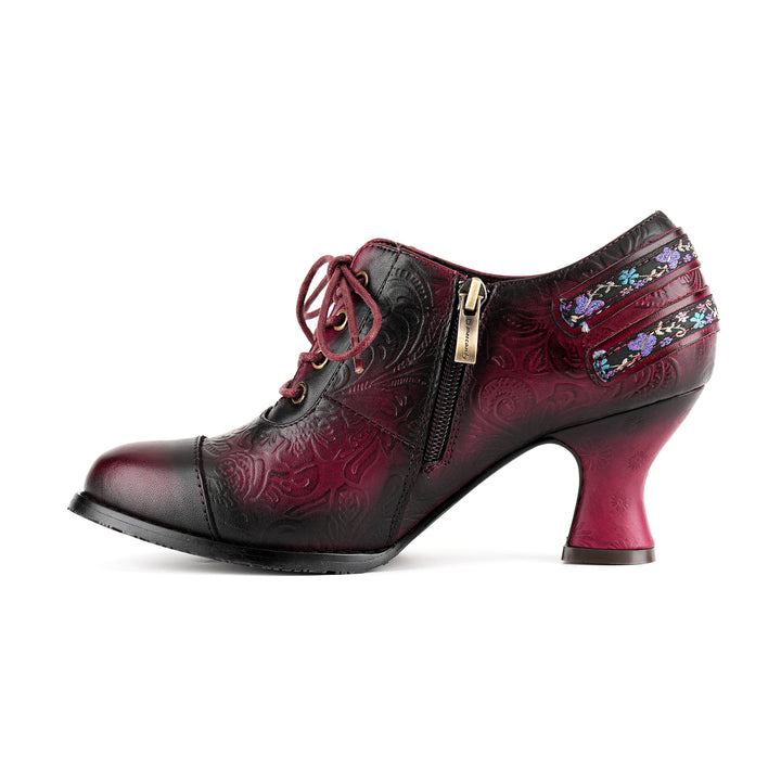 Schnürschuhe mit Blumenprägung