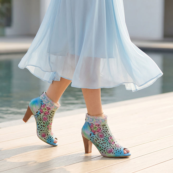 Sandalen mit Farbverlauf und Blumenausschnitt und Spitzenbesatz