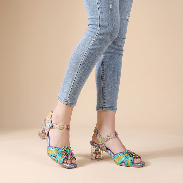 Lebhafte florale Sandalen mit transparentem Absatz