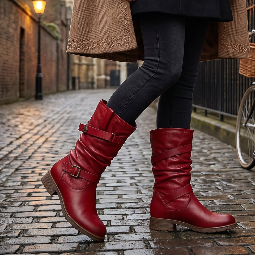 Botas de couro rasgadas à mão retro