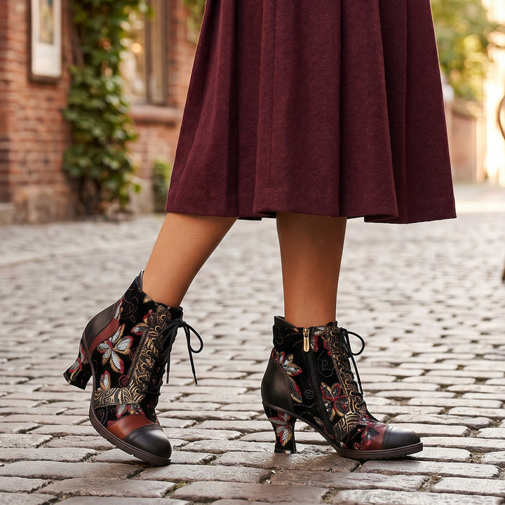 Botines de mariposa con cordones bordados