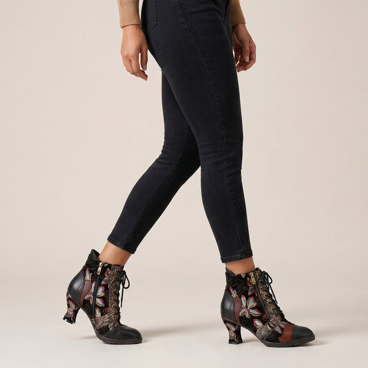 Botines de mariposa con cordones bordados