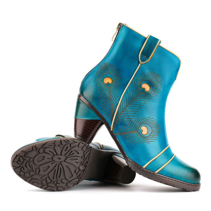 Von Pfauen inspirierte Lederstiefeletten