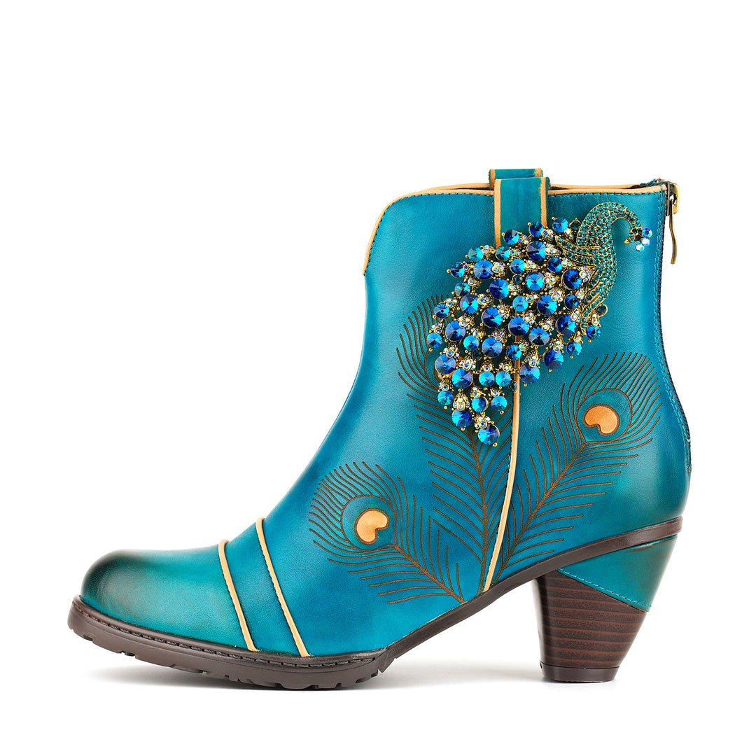 Von Pfauen inspirierte Lederstiefeletten