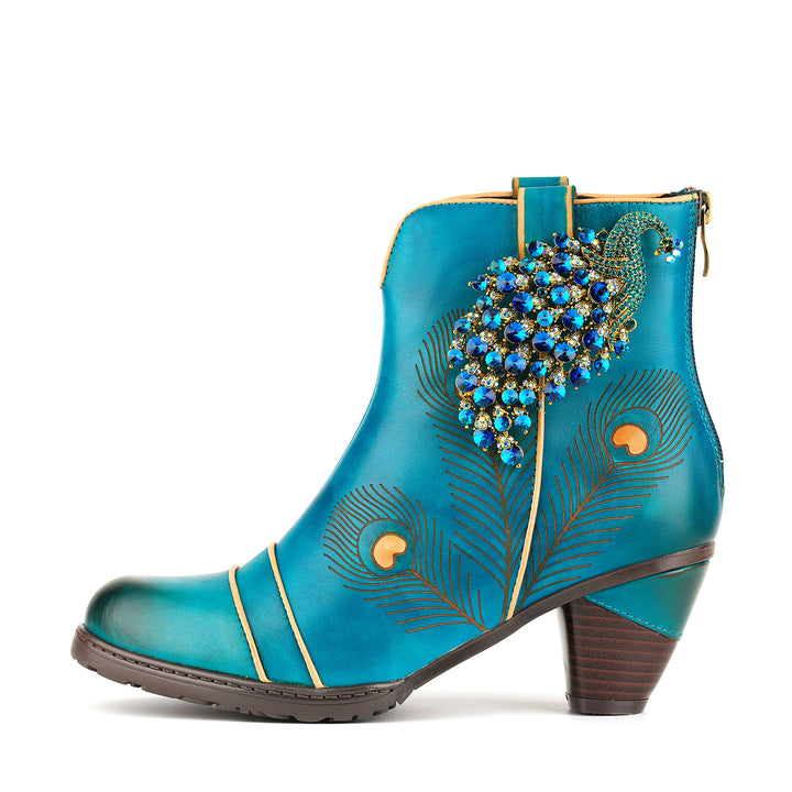 Von Pfauen inspirierte Lederstiefeletten