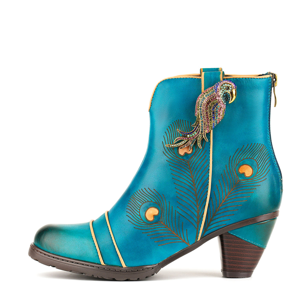 Von Pfauen inspirierte Lederstiefeletten