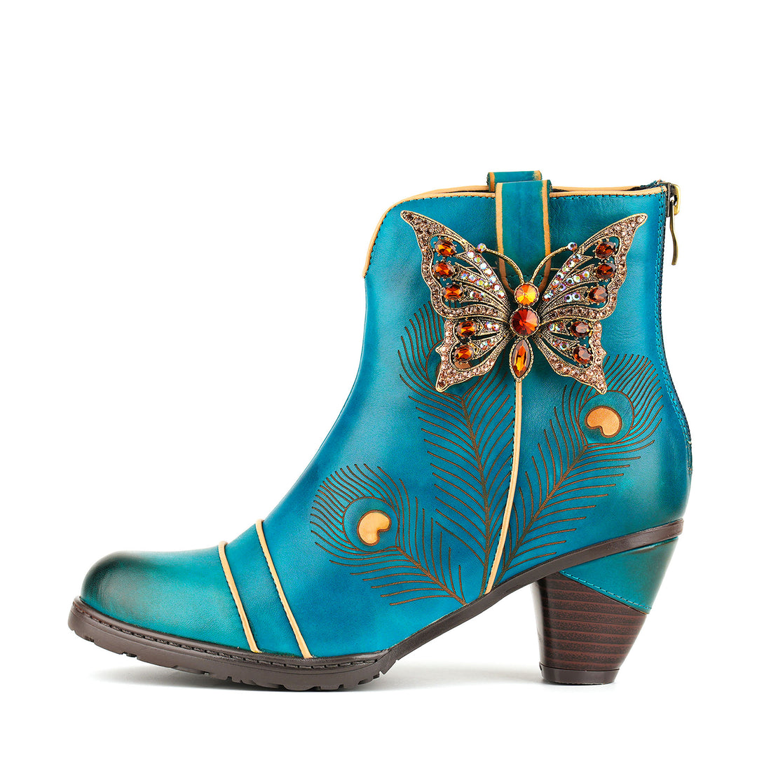 Von Pfauen inspirierte Lederstiefeletten