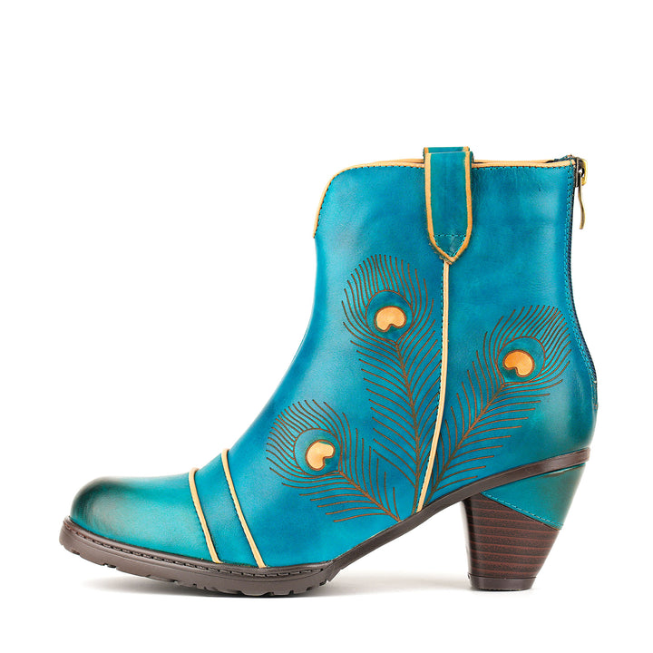 Von Pfauen inspirierte Lederstiefeletten