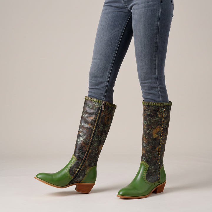 Botas florais em veludo e detalhes cravejados