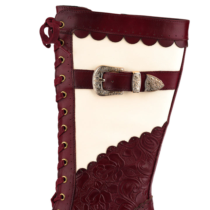 Weinrote und elfenbeinfarbene viktorianische Stiefel