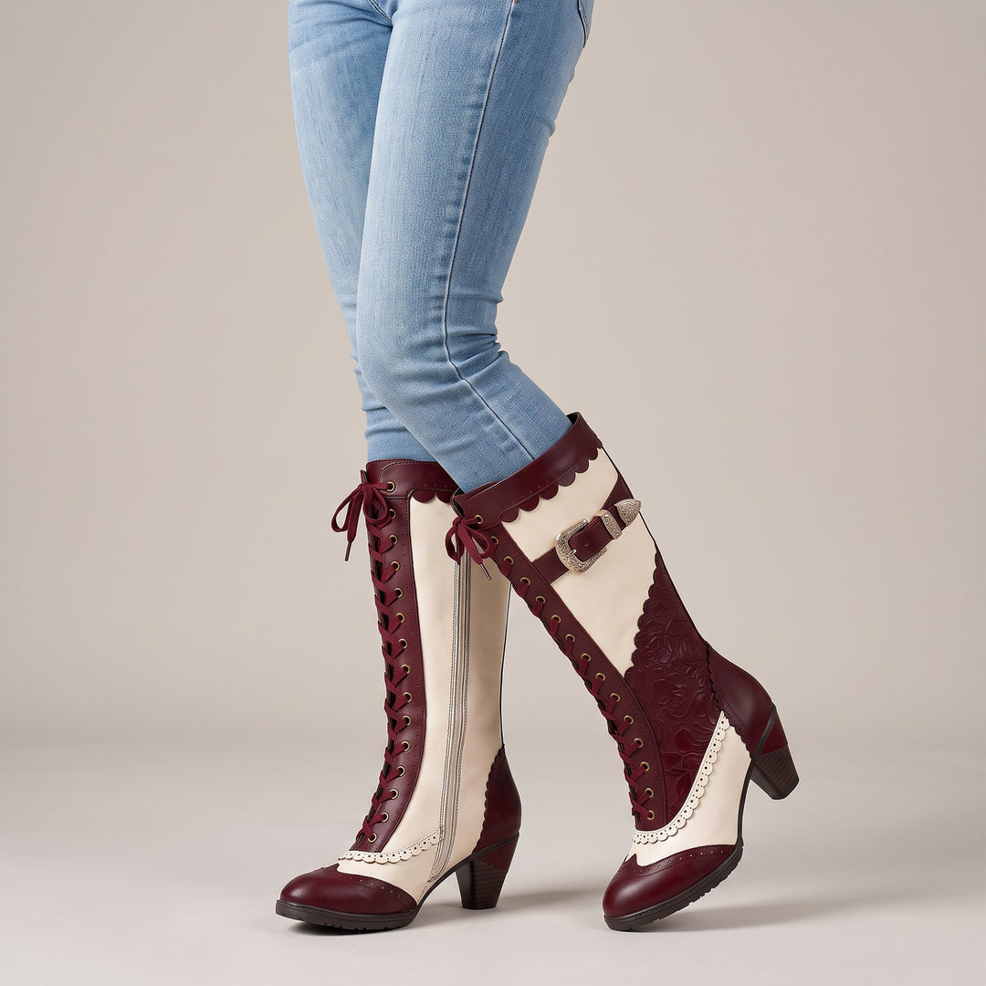 Weinrote und elfenbeinfarbene viktorianische Stiefel