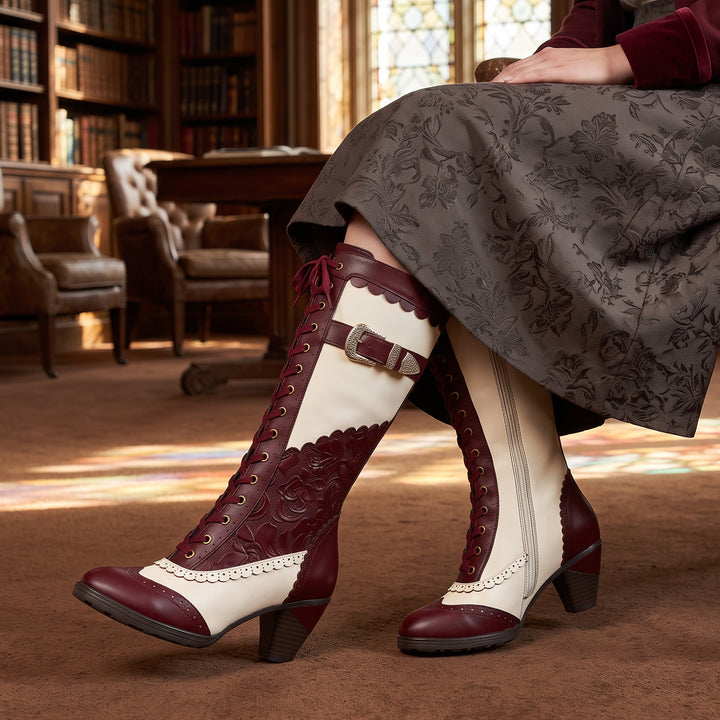 Weinrote und elfenbeinfarbene viktorianische Stiefel