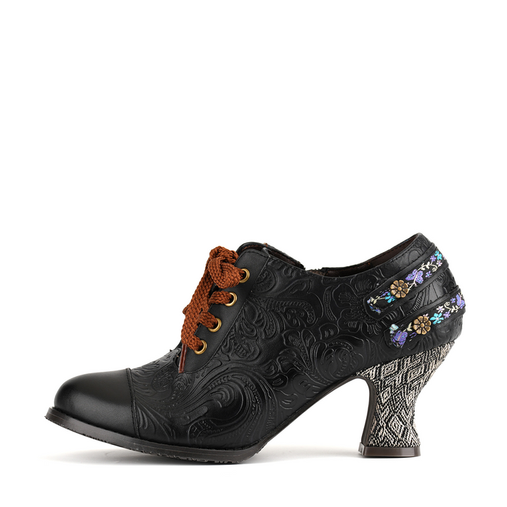 Schnürschuhe mit Blumenprägung