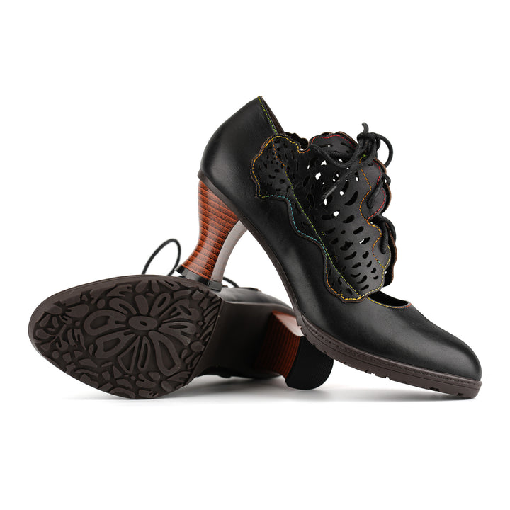 Tacones elegantes con cordones y recortes