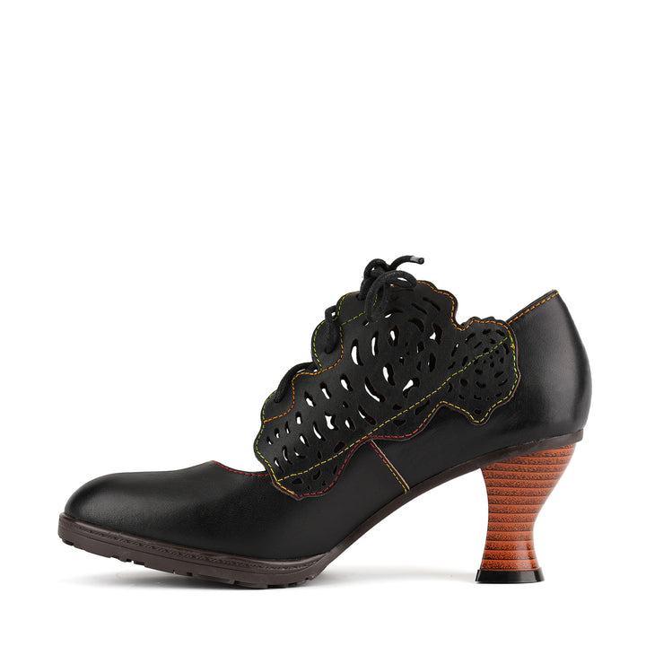 Tacones elegantes con cordones y recortes