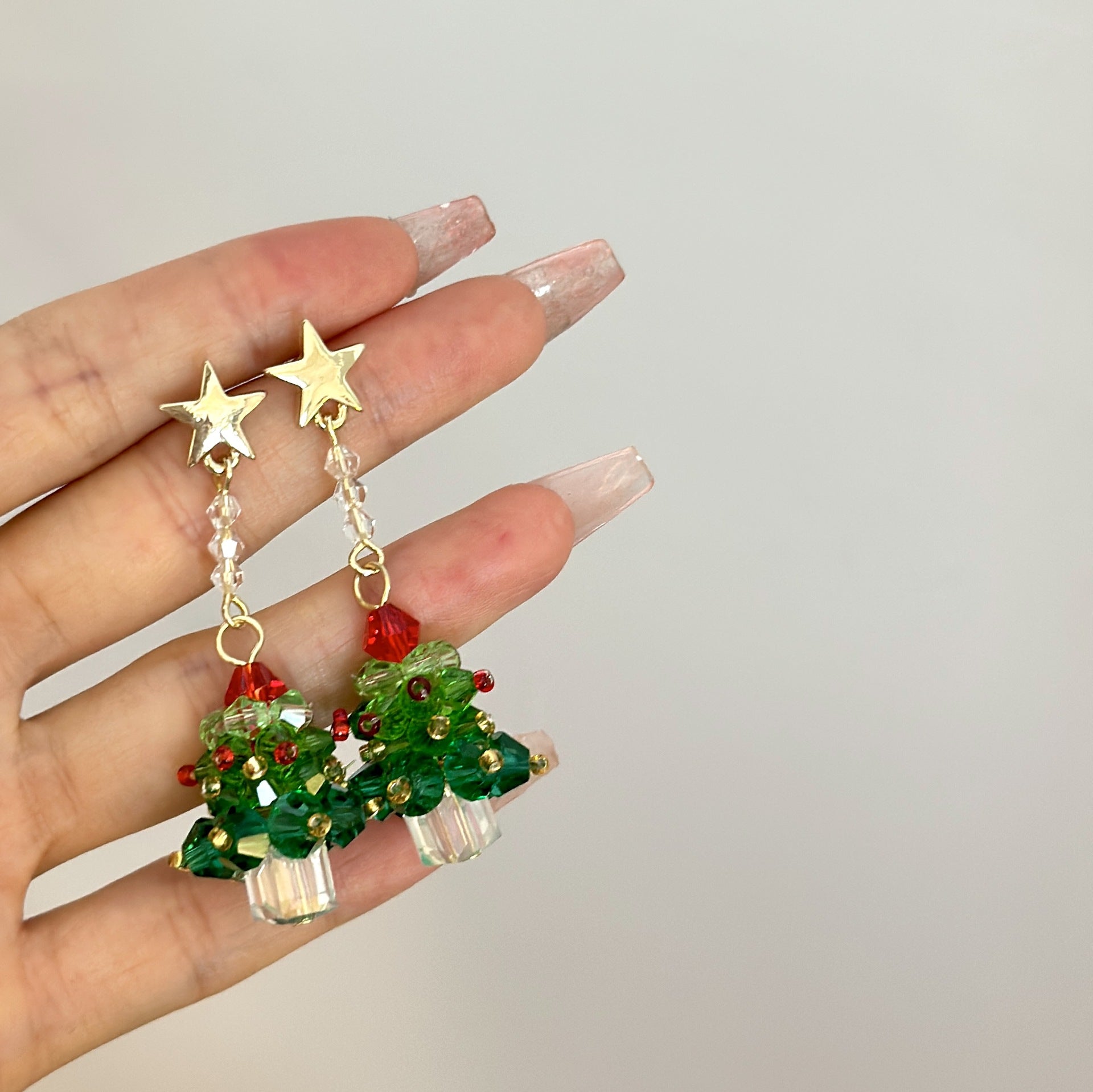 Pendientes de árbol de Navidad con cuentas hechas a mano