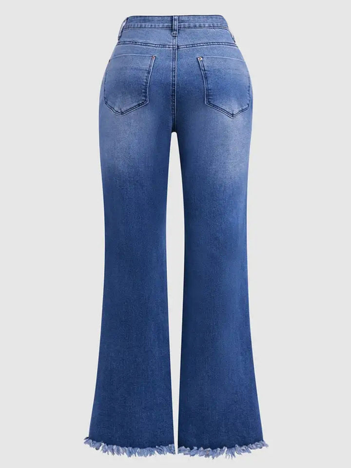 Schlagjeans mit Blumenstickerei und ausgefranstem Saum