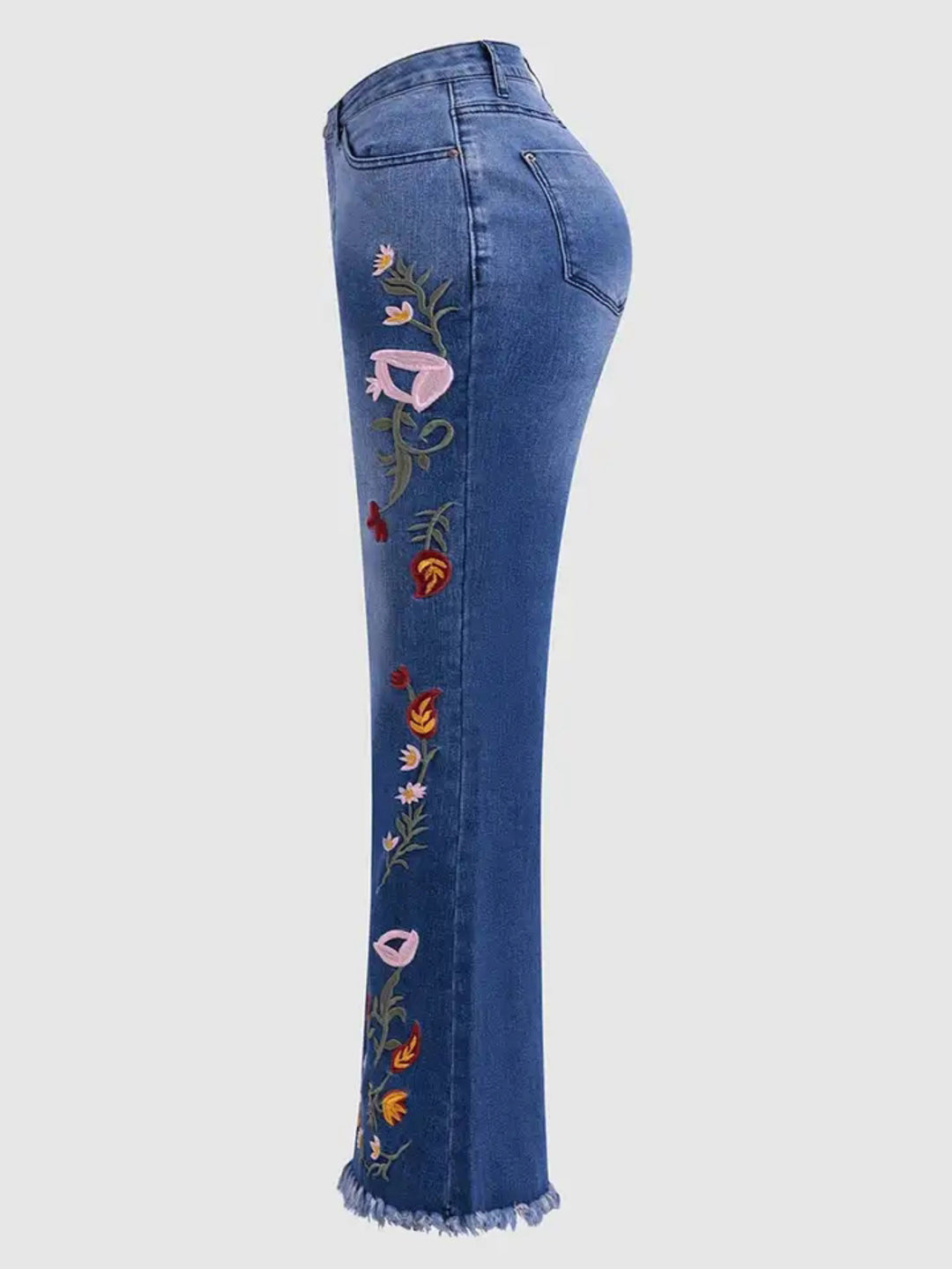 Schlagjeans mit Blumenstickerei und ausgefranstem Saum
