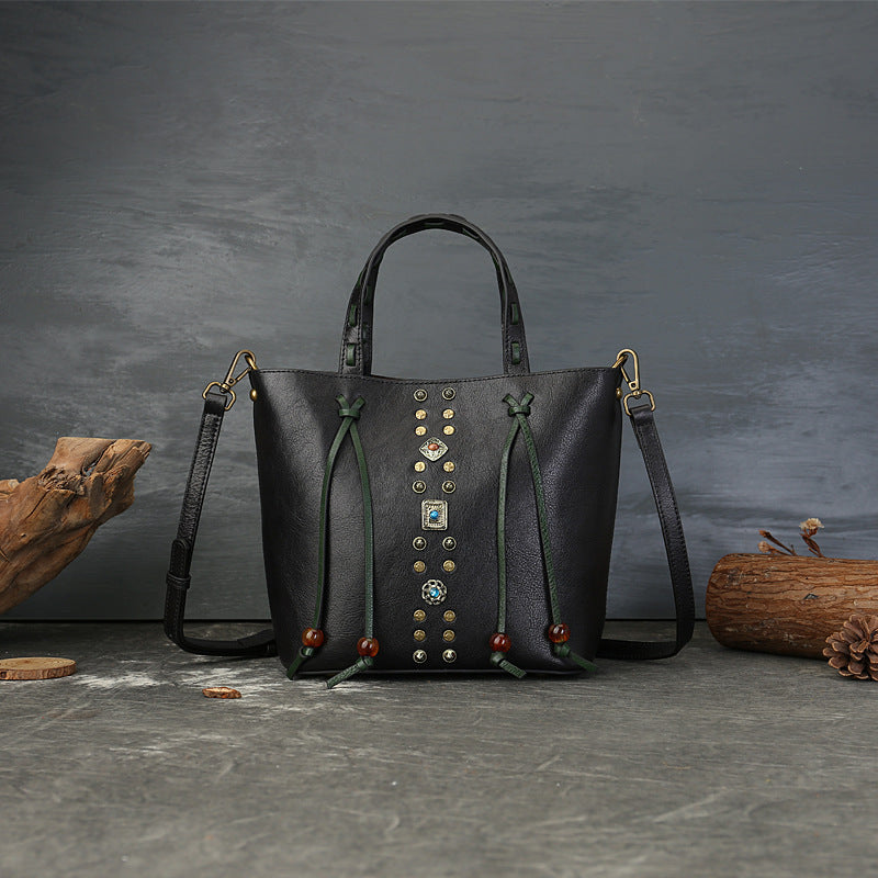 Böhmische Handtasche aus echtem Leder mit Nieten
