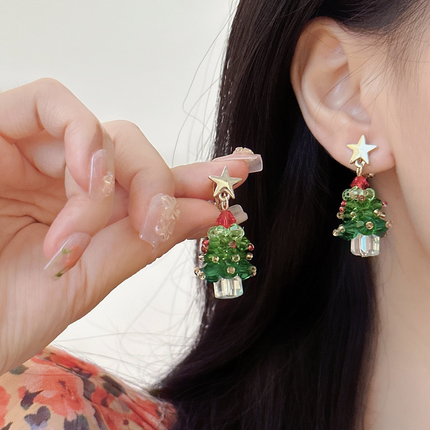 Pendientes de árbol de Navidad con cuentas hechas a mano