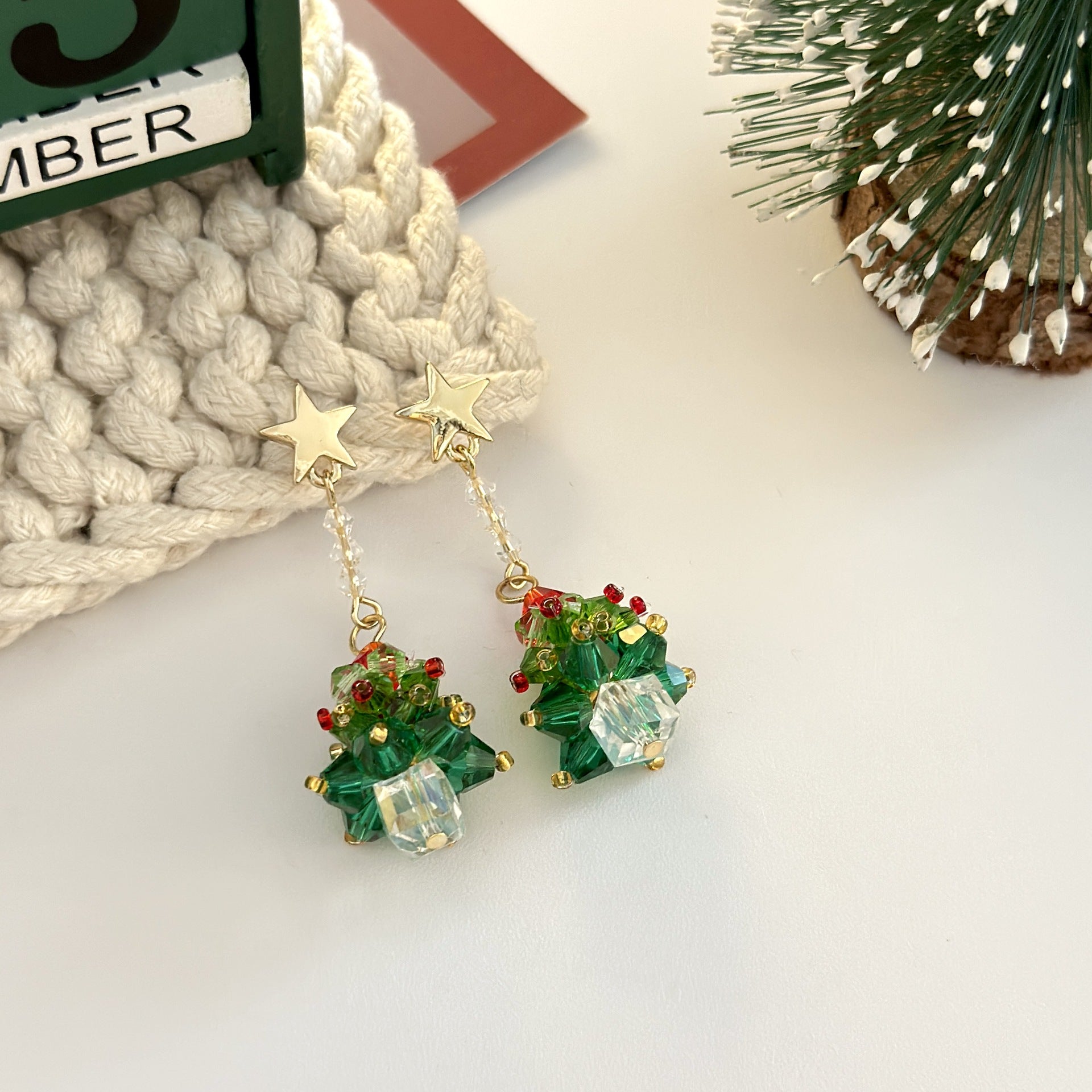 Pendientes de árbol de Navidad con cuentas hechas a mano