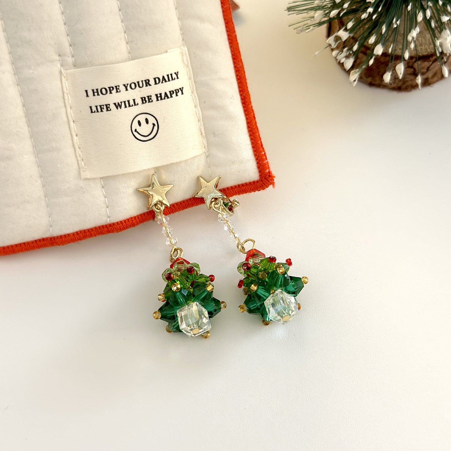 Pendientes de árbol de Navidad con cuentas hechas a mano