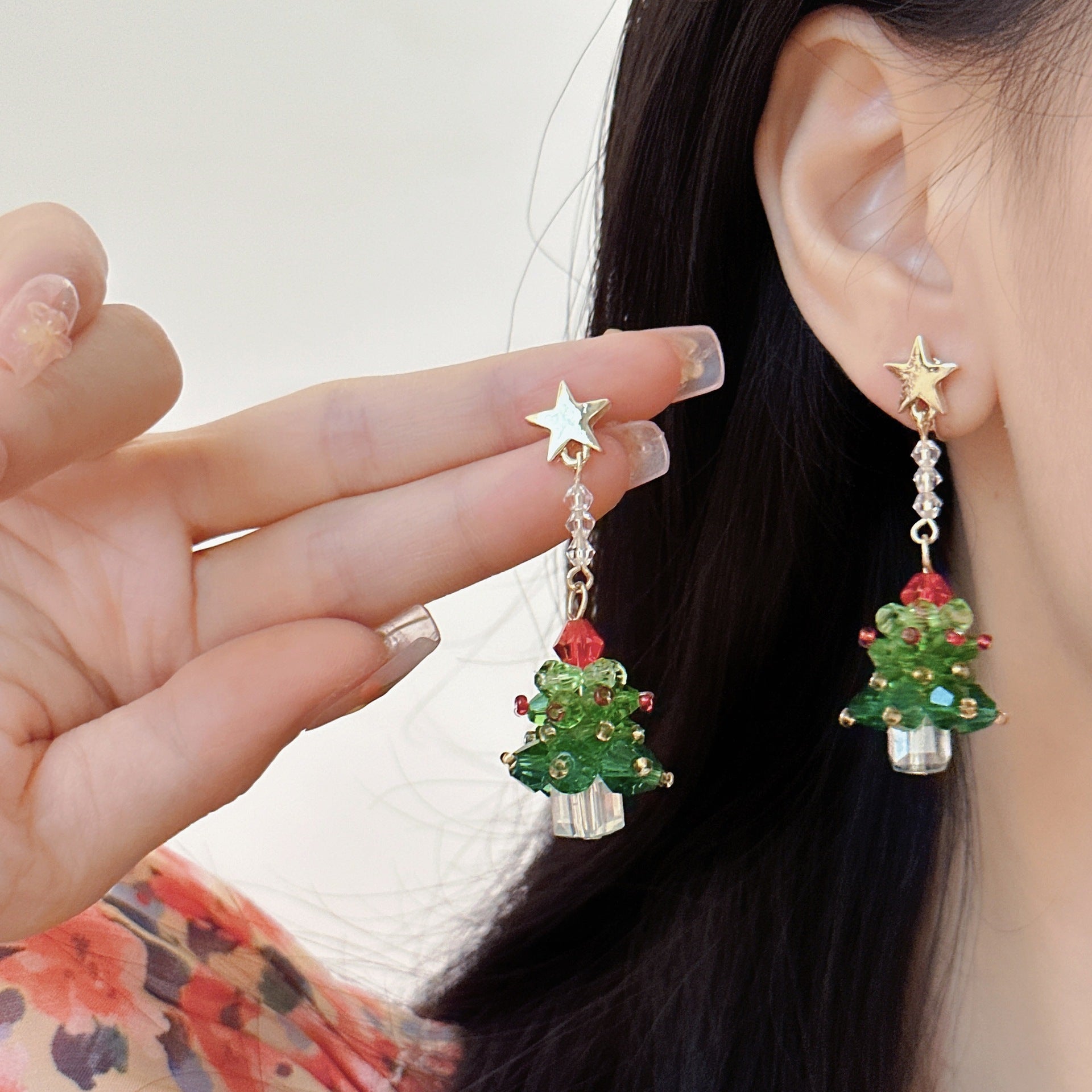 Pendientes de árbol de Navidad con cuentas hechas a mano