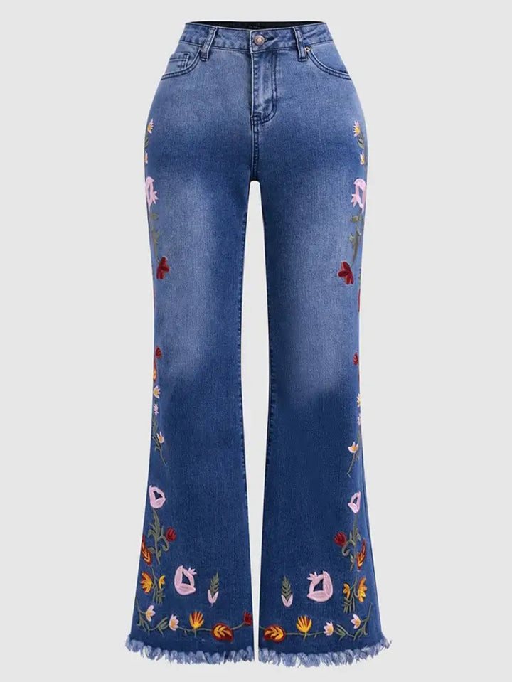 Schlagjeans mit Blumenstickerei und ausgefranstem Saum