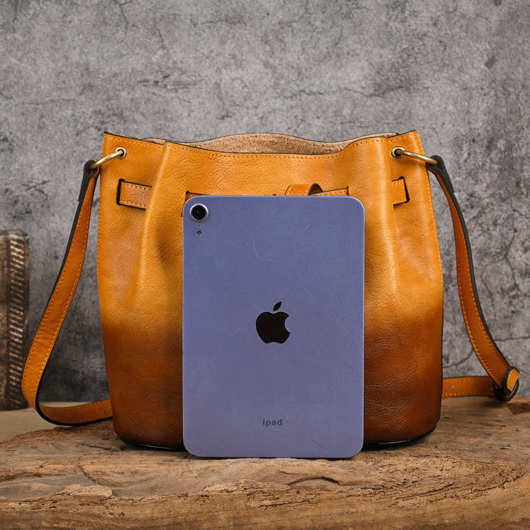 Bolso de hombro de color liso de piel de vaca hecho a mano