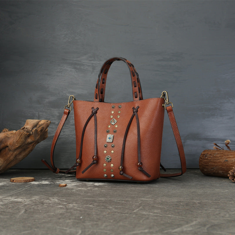 Böhmische Handtasche aus echtem Leder mit Nieten